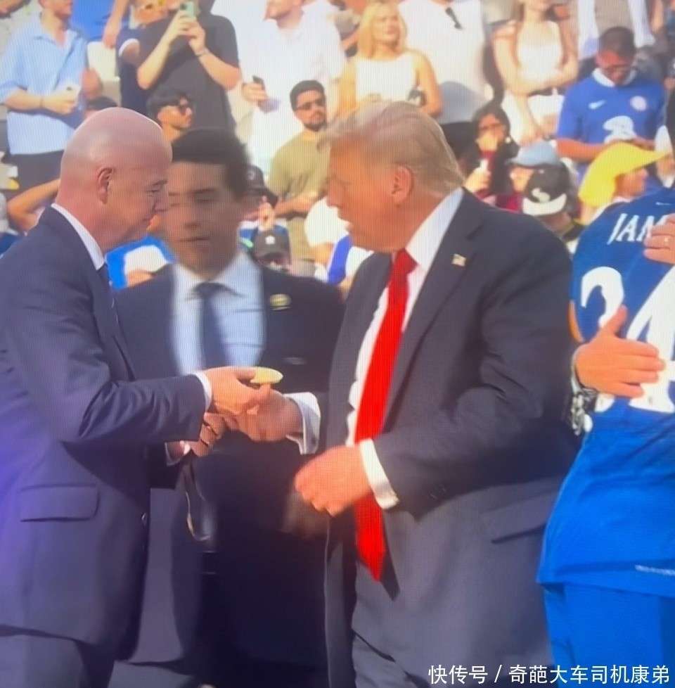 无视FIFA主席劝阻！特朗普顺走切尔西世俱杯金牌，原版奖杯他也扣留